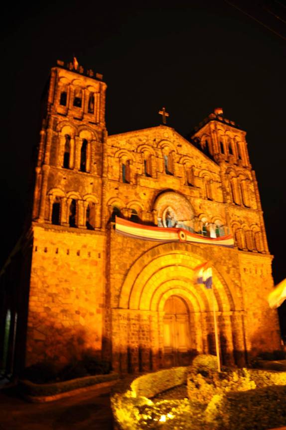 A velha igreja de pedra jesuítica, no centro de Villarrica - Paraguai